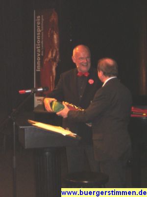 Pressefoto: http://www.buergerstimmen.de/ , 2008 © Bei der Schlussrede dankt Landrat Schermann Glenn Walbaum für dessen schöne Moderation