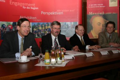 Pressefoto: Pressefoto , 2009 © Dr. Henrich Wilckens, OB Wolfgang Meyer, Prof. Nicholas McGegan, Dr. Benedikt Poensgen (v.l.n.r.)