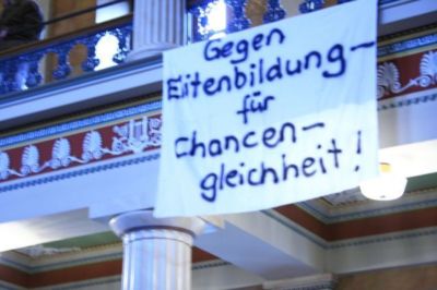 Pressefoto: Pressefoto , 2009 © Aktion für Chancengleicheit und Bildung für alle. - Protestplakat in der Aula der Georg August Universität zu Göttingen