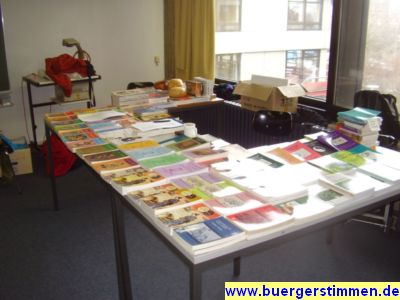 Pressefoto: http://www.buergerstimmen.de/ , 2009 © Wie in jedem Jahr gibt es ein reichaltige Auswahl an Lehrbüchern für Go.jpg