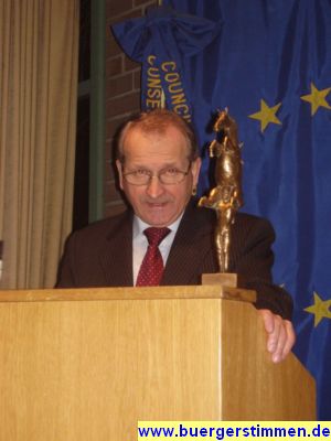 Pressefoto: http://www.buergerstimmen.de/ , 2009 © In seinem Grußwort zieht der Landrat Reinhard Schermann eine positive Bilanz für den Innovationspreis und für die Wirtschaftsentwicklung in den letzten Jahren.jpg