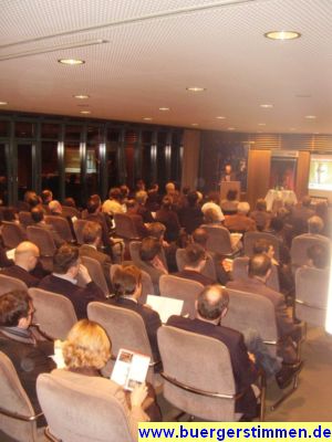 Pressefoto: http://www.buergerstimmen.de/ , 2009 © Der Landrat Reinhard Schermann spricht sein Grußwort zum Auftakt des Innovationspreises 2009 vor vollen Reihen.jpg