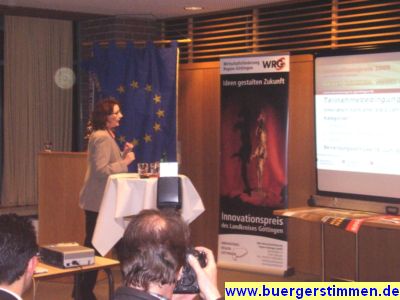 Pressefoto: http://www.buergerstimmen.de/ , 2009 © Frau Kleine erläutert gerade die drei Kategorien für den Innovationspreis - Produkte, Handwerk und Existenzgründung.jpg