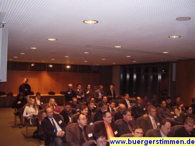 Pressefoto: http://www.buergerstimmen.de/ , 2009 © Es kamen mehr Gäste als erwartet, Den Nachzügler nutzten einen Tisch als Sitzhilfe.jpg