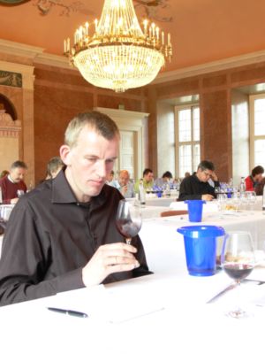 Pressefoto: , 2009 © Um den klaren Kopf zu bewahren, wird der Wein nach dem Probieren in den blauen Pott gespuckt.JPG