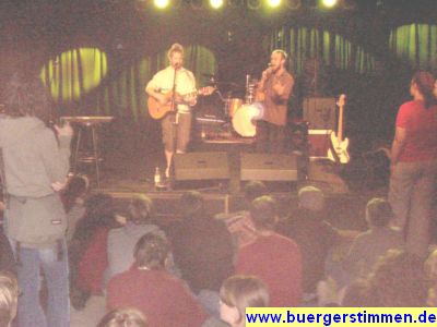 Pressefoto: http://www.buergerstimmen.de/ , 2009 © Vor der Bühne kam es zum Sit-In während Laborinsel aus Hanau spielten.jpg