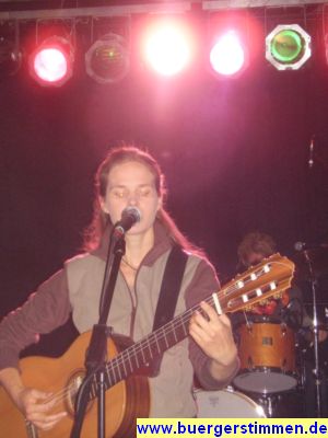 Pressefoto: http://www.buergerstimmen.de/ , 2009 © Dota Kehr mit Gitarre kann neben Singen auch melodiös mit der Zunge Schnalzen.JPG