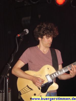 Pressefoto: http://www.buergerstimmen.de/ , 2009 © Jan Rohrbach gab einigen Songs mit seinen Giatrren-Soli ein spannendes Gesicht.JPG