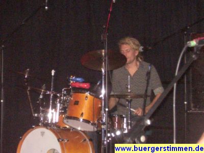 Pressefoto: http://www.buergerstimmen.de/ , 2009 © Einfühlsam und prägend setzt Nicolai Ziel die Rhythmen für die Lieder.jpg