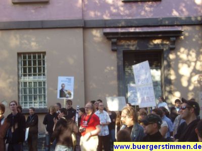 Pressefoto: http://www.buergerstimmen.de/ , 2009 © Auch dei Gegendemonstanten hatten kleine Plakate mitgebracht.jpg