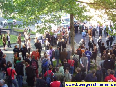 Pressefoto: http://www.buergerstimmen.de/ , 2009 © Gegendemo kat die Kundgebung eingekreist. Polizisten bildeten die Grenze.jpg