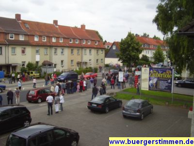 Pressefoto: http://www.buergerstimmen.de/ , 2009 © Die Zaungäste waren schon gut fünfzehn Minuten vorher da.JPG