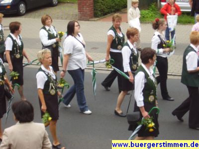 Pressefoto: http://www.buergerstimmen.de/ , 2009 © Diese Schützendamen trauten dem Wettergott nicht übern Weg und waren mit waffenscheinfreien Schirmen aufgerüstet.JPG