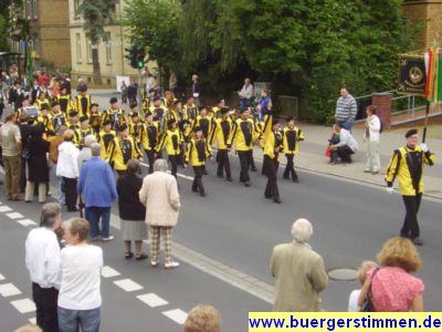 Pressefoto: http://www.buergerstimmen.de/ , 2009 © Die farbenpracht der Unfiformen der Fanfarenzüge war beeindruckend.JPG