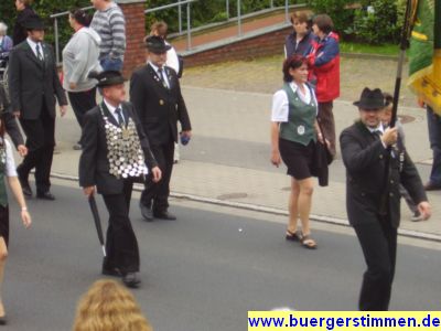 Pressefoto: http://www.buergerstimmen.de/ , 2009 © Dieser Schütze ist mit seiner Ordensrüstung und dem regenschirm gut gegen alle Widrigkeiten während des Umzugs gewadmet .JPG