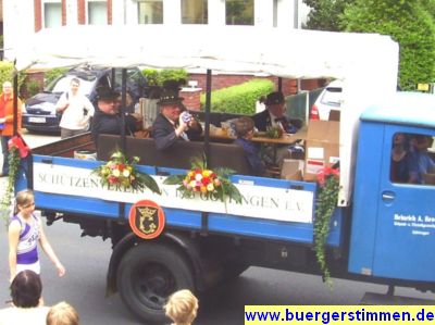 Pressefoto: http://www.buergerstimmen.de/ , 2009 © 3 x B = Bonbon-Werfen, Bier und Blondinenbegleitung.jpg