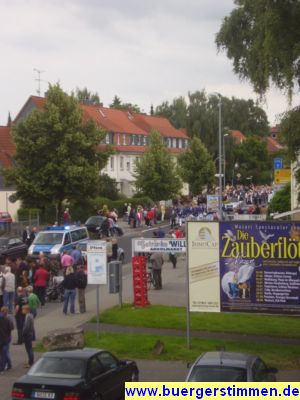 Pressefoto: http://www.buergerstimmen.de/ , 2009 © Zu Verkehrsabsicherung fährt ein Polizeibus vorweg .JPG