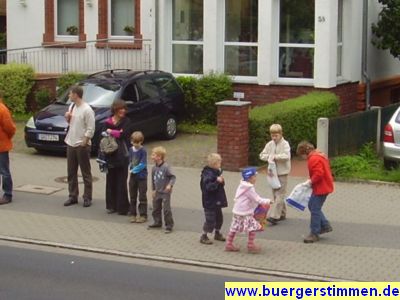 Pressefoto: http://www.buergerstimmen.de/ , 2009 © Die Bonbon-Fraktion genoss das Sammelereignis.jpg