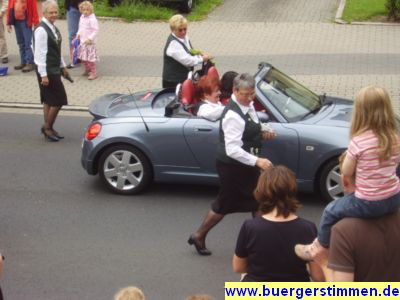 Pressefoto: http://www.buergerstimmen.de/ , 2009 © Emanzipation bei den Schützen - Ein Wagen mit Honoratiorinnen.JPG