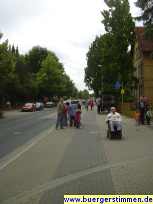 Pressefoto: http://www.buergerstimmen.de/ , 2009 © Langsam geht es wieder nach Hause - hoffentlich barrierefrei.JPG