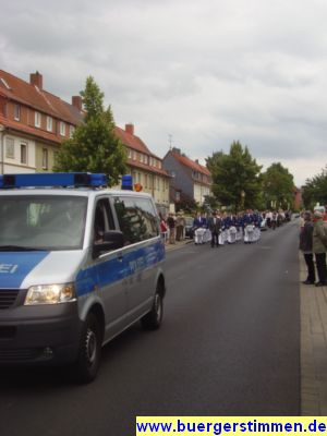 Pressefoto: http://www.buergerstimmen.de/ , 2009 © Da hinten kommt schon der erste fanfahrenzug - auch in blau-weiß.JPG