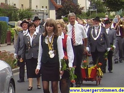 Pressefoto: http://www.buergerstimmen.de/ , 2009 © Oberbürgermeister Wolfgang Meyer - ohne Jacket und mit Mini-Bollerwagen - gibt sich volksnah.jpg