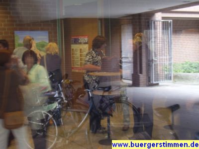 Pressefoto: http://www.buergerstimmen.de/ , 2009 © Außensicht auf die Besucher im Foyer bei der Ausstellungseröffnung.JPG