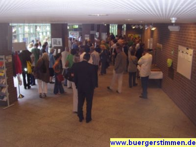 Pressefoto: http://www.buergerstimmen.de/ , 2009 © Großes Interesse an der Eröffnung der Austellung.JPG