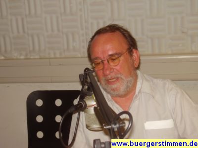 Pressefoto: Porth , 2009 © Gerd Nier, Bundestagsabgeordneter der Linken, talkt mit dem Moderator über mehr -Demokratie-wagen und sonstiges