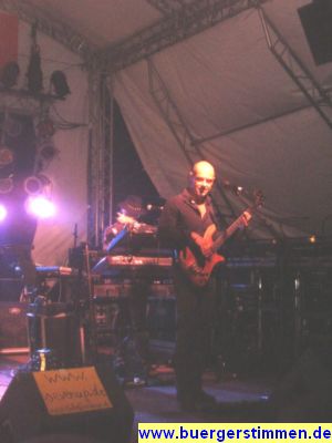 Pressefoto: http://www.buergerstimmen.de/ , 2009 © Steve Kinch am Bass und im Hintergrund Manfred Mann mit Hut am Keyboard - vorne links ist die Websiteadresse Seven Up.jpg