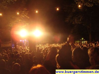 Pressefoto: http://www.buergerstimmen.de/ , 2009 © Stimmung vom Feinsten - dicht gedrängt tanzen, singen und feiern die Zuschauer Manfred manns Earthband.jpg