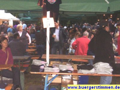 Pressefoto: http://www.buergerstimmen.de/ , 2009 © Auch einen Verkäufer für CDs und T-Shirts gab es beim Open-Air-Festival am Freitag..jpg