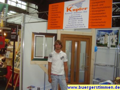 Pressefoto: http://www.buergerstimmen.de/ , 2009 © Die Firma Kupfer liefert Fenster, Türen & Tore und präsentierte sich auf der Haus+Bau.JPG