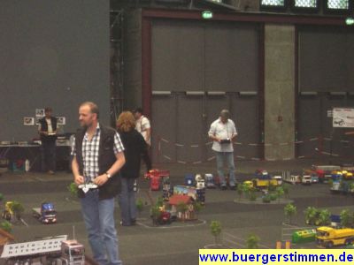 Pressefoto: http://www.buergerstimmen.de/ , 2009 © Die Minitrucker aus Rosdorf mit ihren ferngesteuerten Autos, Lastern und Traktoren.JPG