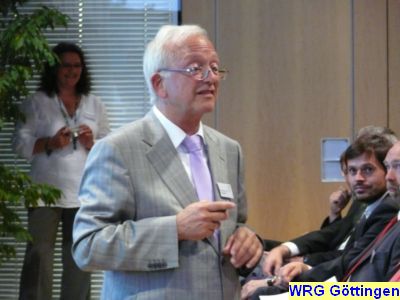 Pressefoto: , 2009 © Prof. Gabisch ist voll in seinem Element und zieht die Zuhörer mit seinem Vortrag in den Bann.JPG