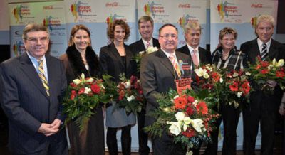 Pressefoto: Mission Olympic , 2009 © Finalstädte: Thomas Bach, Präsident des DOSB, Béatrice Guillaume-Grabisch, Geschäftsführerin der Coca-Cola GmbH, Lena Schöneborn, Olympiasiegerin im Modernen Fünfkampf, Wolfgang Meyer, Oberbürgermeister von Göttingen, Helmut Wenzel, Bürgermeister von Lübbenau, Paul Krüger, Oberbürgermeister von Neubrandenburg, Barbara Schlag, Bürgermeisterin von Norden, und Günther Kuhnigk, Leiter des Sportamts Stuttgart (v.l.). Foto: Mission Olympic