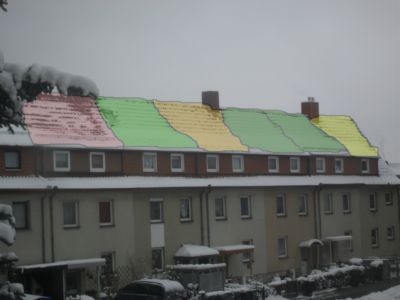 Pressefoto: http://www.buergerstimmen.de/ , 2010 © Der Schnee zeigt, die Unterschiede in der Dämmung. Gut gedämmt = dunkel grün --- schlecht gedämmt = rot .JPG