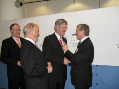 Pressefoto: http://www.buergerstimmen.de/ , 2010 © Ralf Kähler begrüßt herzlich den Oberbürgermeister Wolfgang Meyer - in Begleitung von Dr. Noack.jpg