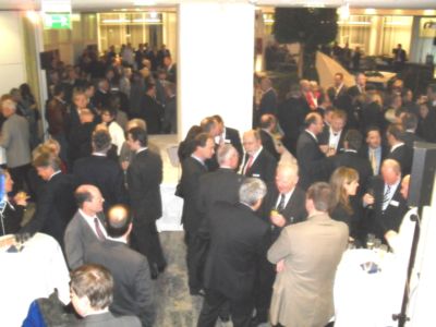 Pressefoto: http://www.buergerstimmen.de/ , 2010 © Schon vor der Rede waren viele in Gespräche vertieft.jpg