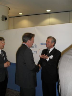 Pressefoto: http://www.buergerstimmen.de/ , 2010 © Handschlag von Ralf Kähler und Thomas Oppermann, Bundestagsabgeordneter der SPD.jpg