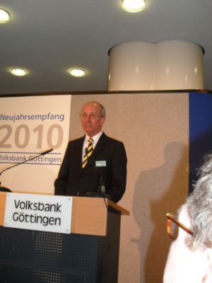 Pressefoto: http://www.buergerstimmen.de/ , 2010 © Die Begrüßungsrede hielt Dr. Mallison, Vorsitzender im Aufsichtsrat der Volksbank.jpg