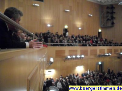 Pressefoto: http://www.buergerstimmen.de/ , 2010 © Auch die Tribüne war schon lange vor Beginn der Neujahrsrede gut gefüllt - so dass in der Vorhalle kaum Gesprächskreise zu finden waren.jpg