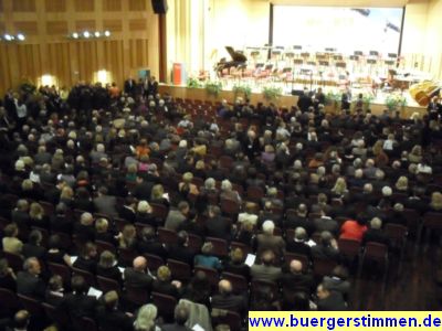 Pressefoto: http://www.buergerstimmen.de/ , 2010 © Schon lange vor Beginn des Empfangs waren die Plätze in der Stadthalle belegt.jpg