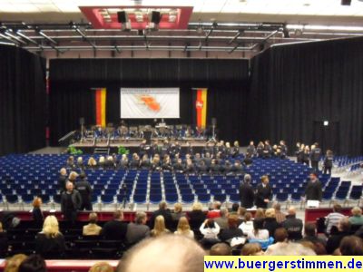 Pressefoto: http://www.buergerstimmen.de/ , 2010 © Die ersten Polizeistudenten und Gäste warten auf den Beginn der Vereidigung .jpg