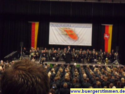 Pressefoto: http://www.buergerstimmen.de/ , 2010 © Innenminister Schünemann spricht ein paar wortes des Dankes zum Vertreter der Studenten.jpg
