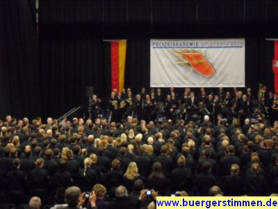 Pressefoto: http://www.buergerstimmen.de/ , 2010 © Die Vereidigung der Polizeistudenten durch den niedersächsischen Innenminister Schünemann in der AWD-Hall am 18.1.2010.jpg