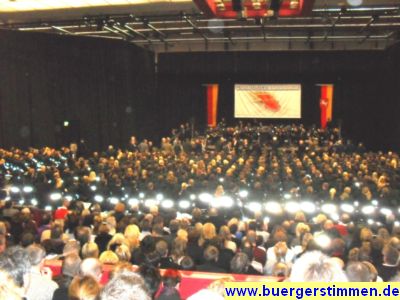 Pressefoto: http://www.buergerstimmen.de/ , 2010 © Das Aufstehen der Honoratioren kündigt das Ende der Vereidigung an.jpg