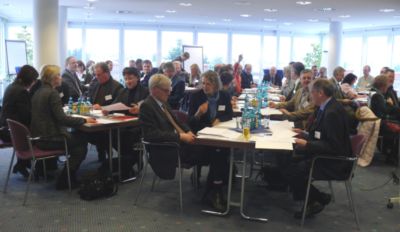 Pressefoto: , 2010 © Unternehmer diskutieren in kleinen Gruppen zum Thema Neukundengewinnung.jpg
