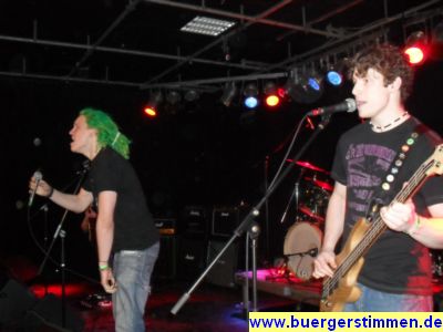 Pressefoto: http://www.buergerstimmen.de/ , 2010 © Voller Elan und Power animiert der Sänger von 'Stan, Tom & Bazel' das Publikum