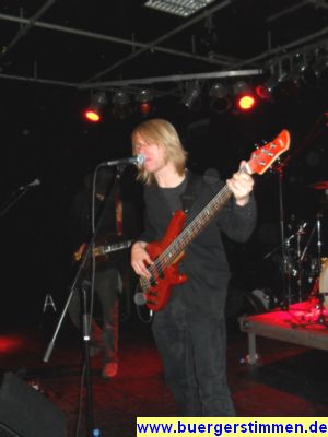 Pressefoto: http://www.buergerstimmen.de/ , 2010 © Fema alias Felix Barth am Bass und Sänger bei 'Black & Schwarz'